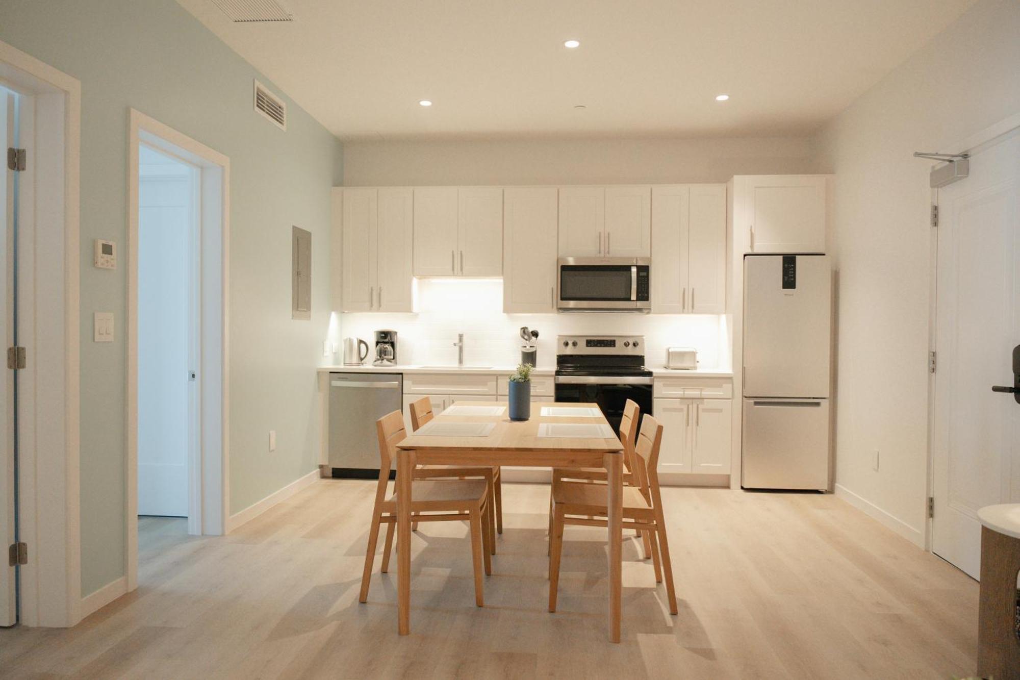 Governors Village - 1,2,3 & 4 Bedroom On Seven Mile Corridor Hotel George Town