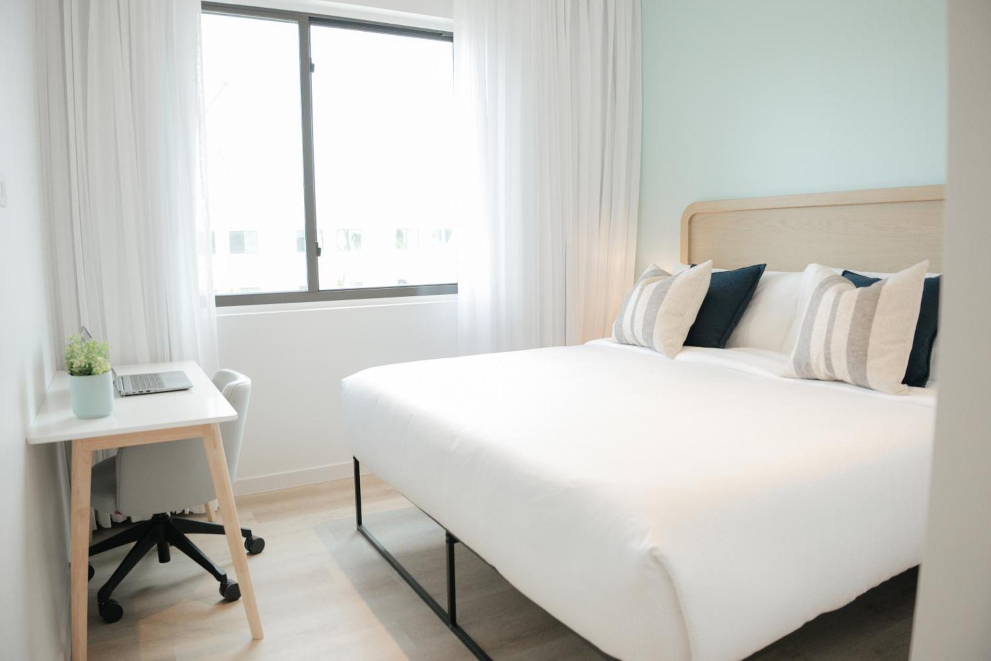 Hotel Governors Village - 1,2,3 & 4 Bedroom On Seven Mile Corridor *