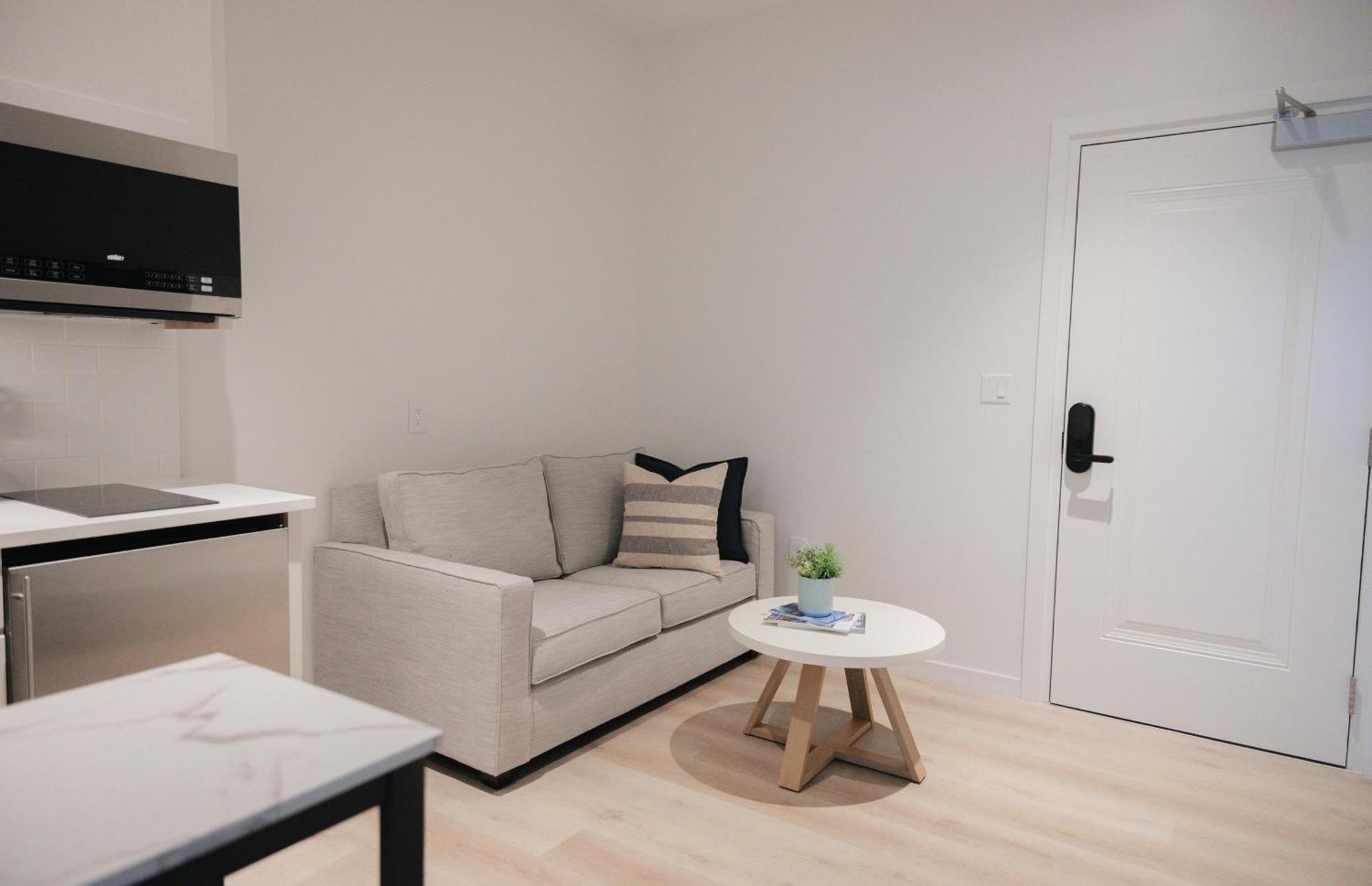 Governors Village - 1,2,3 & 4 Bedroom On Seven Mile Corridor Hotel