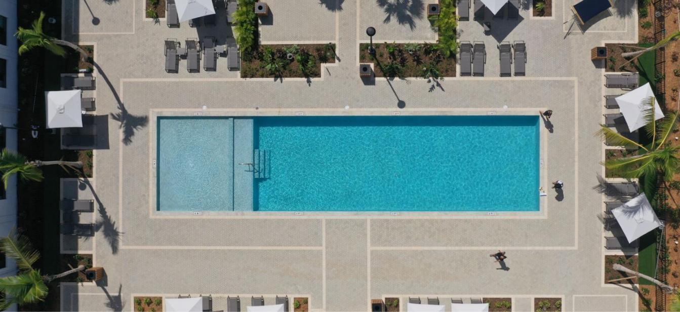 Governors Village - 1,2,3 & 4 Bedroom On Seven Mile Corridor Hotel *