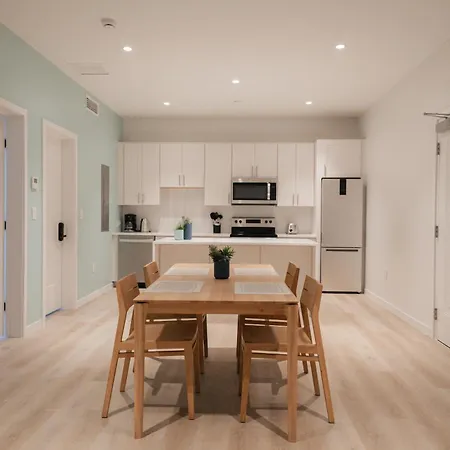 Governors Village - 1,2,3 & 4 Bedroom Apartments On Seven Mile Beach Corridor George Town Room photo